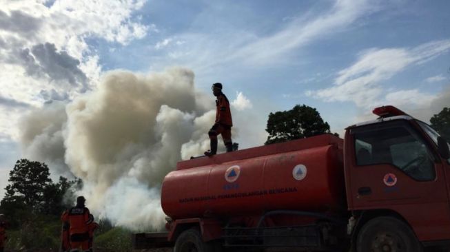 Sejumlah petugas BPBD Sumsel tengah memadamkan api kebakaran lahan dan hutan di wilayah Kabupaten Ogan Ilir.