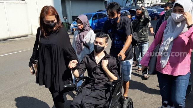 El Ibnu bersama dengan Sarah Dee saat ditemui di kawasan Jalan Kapten Tendean, Jakarta Selatan, Jumat (4/9/2020). [Suara.com/Herwanto]