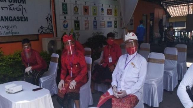 Pilkada Karangasem: Dana-Dipa Unggul di TPS Tim Pemenangan Masker