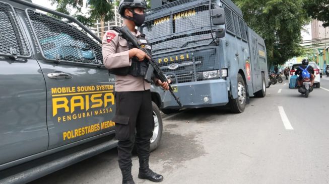 Personel Brimob Polda Sumut berjaga di depan Kantor KPU Medan, Jumat (4/9/2020) [Istimewa]