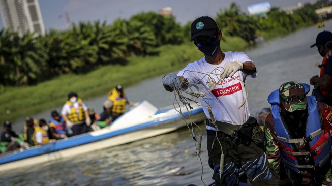 Petugas gabungan menunjukkan sampah medis hasil patroli di Sungai Cisadane, Kota Tangerang, Banten, Jumat (4/9/2020). [ANTARA FOTO/Fauzan]