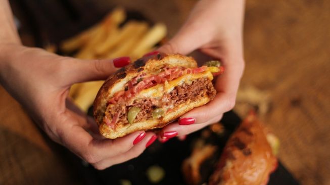 Sekali Makan Habis 10 Burger, Aksi Wanita Langsing Ini Bikin Kaget