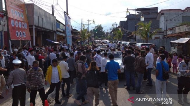 Rombongan pasangan Herman Suherman-TB Mulyana mengunakan puluhan kendaraan klasik jenis VW Safari saat mendaftarkan diri ke kantor KPU Cianjur, Jawa Barat, sehingga menyedot perhatian berbagai kalangan, hal serupa dilakukan tiga pasangan calon lainnya untuk menyedot perhatian warga, Jumat (4/9) [ANTARA News/Ahmad Fikri].