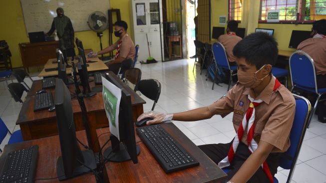 Sejumlah siswa SMK Negeri 3 jurusan teknik komputer dan jaringan mengikuti pembelajaran praktik secara tatap muka di Kabupaten Jombang, Jawa Timur, Jumat (4/9/2020). [ANTARA FOTO/Syaiful Arif]