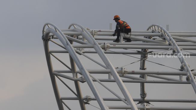 Pekerja menyelesaikan pembangunan atap Stasiun Light Rail Transit (LRT) Jabodebek lintas pelayanan dua Cawang-Dukuh Atas di Jakarta, Sabtu (5/9/2020). [Suara.com/Angga Budhiyanto]