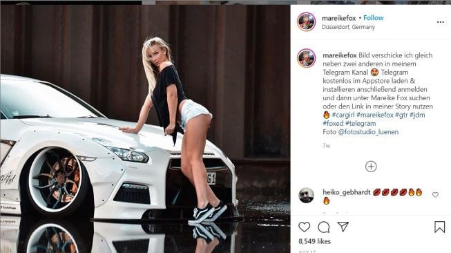 Pose seksi di depan mobil berkelir putih (Instagram)