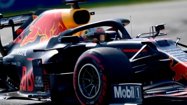 Pembalap Red Bull asal Belanda, Max Verstappen dalam sesi latihan kedua di sirkuit Autodromo Nazionale di Monza, 4 September 2020 menjelang Grand Prix Formula One Italia [AFP/POOL/Miguel Medina].