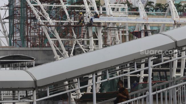 Sejumlah pekerja menyelesaikan pembangunan atap Stasiun Light Rail Transit (LRT) Jabodebek lintas pelayanan dua Cawang-Dukuh Atas di Jakarta, Sabtu (5/9/2020). [Suara.com/Angga Budhiyanto]