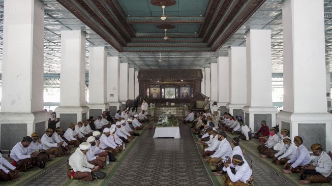 Kerabat dan Abdi Dalem Keraton Kasunanan Surakarta mengikuti upacara Wilujengan Hamengeti Hadeging Karaton Dalem Mataram Surakarta Hadiningrat di Sasana Sumewa Keraton Kasunanan, Solo, Jawa Tengah, Sabtu (5/9/2020). [ANTARA FOTO/Mohammad Ayudha]