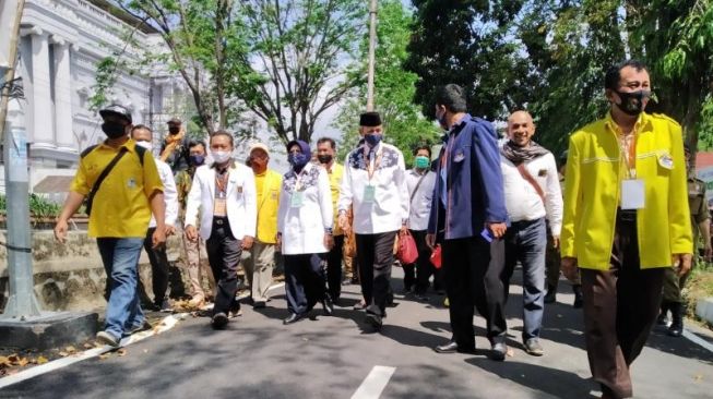 Didampingi Putra dan Menantu, Sri Muslimatun Nyoblos Pertama di TPS Mlati