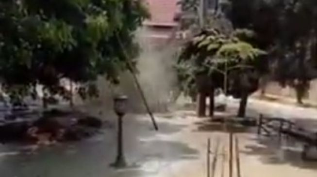 Viral semburan air di Kranggan, Bekasi. [Tangkapan layar YouTube@RobinIrawanTV]