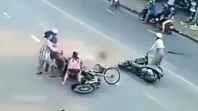 Warga di sekitar jalan langsung mencoba menangkap pelaku begal payudara (Instagram)