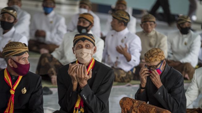 Kerabat dan Abdi Dalem Keraton Kasunanan Surakarta memanjatkan doa saat mengikuti upacara Wilujengan Hamengeti Hadeging Karaton Dalem Mataram Surakarta Hadiningrat di Sasana Sumewa Keraton Kasunanan, Solo, Jawa Tengah, Sabtu (5/9/2020). [ANTARA FOTO/Mohammad Ayudha]