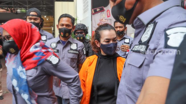 Polisi Beberkan Barang Bukti Reza Artamevia, Simpan Sabu di Dompet