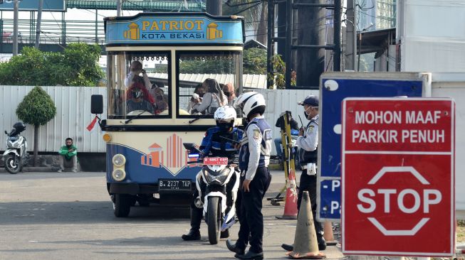 Sejumlah petugas Dinas Perhubungan (Dishub) mengawal bus pariwisata Patriot Kota Bekasi yang akan membawa peserta wisata gratis di Bekasi, Jawa Barat, Minggu (6/9/2020).  [ANTARA FOTO/Suwandy]