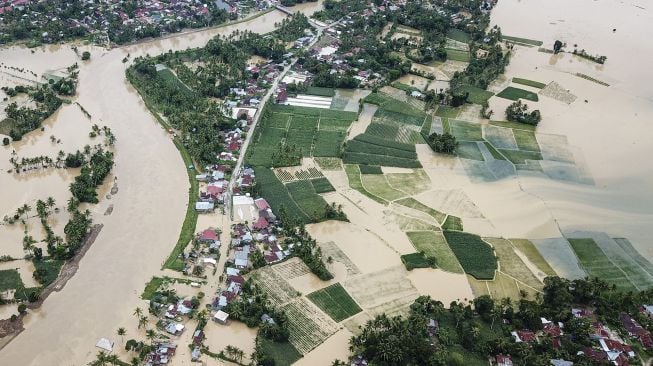 Foto udara banjir merendam Nagari Taram, Kecamatan Harau, Kabupaten Limapuluhkota di Sumatera Barat, Sabtu (5/9/2020).  [ANTARA FOTO]