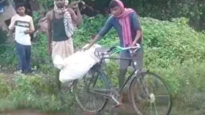 VIRAL Anak Masukkan Jasad Ayah ke Karung, Dibawa Pakai Sepeda untuk Dikubur