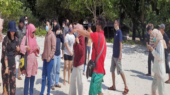 Tour leader Ujung Kulon (Suara.com/Sofyan Hadi)