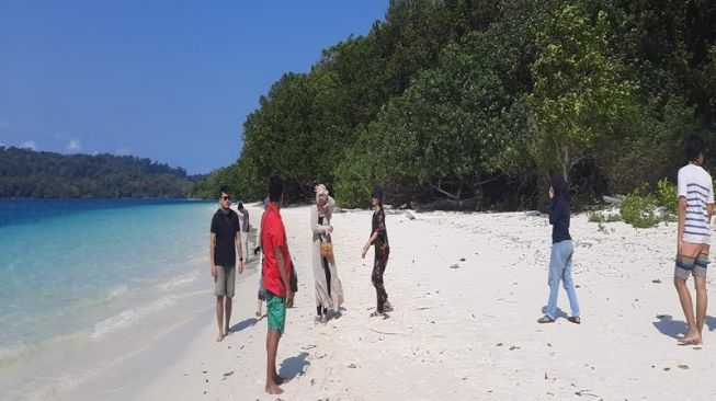 Tour leader Ujung Kulon (Suara.com/Sofyan Hadi)