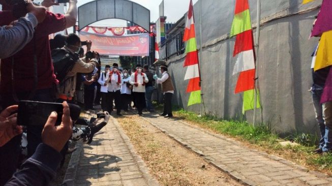 Bakal Pasangan Calon Wali dan Wakil Wali Kota Depok Mohammad Idris dan Imam Budi Hartono ketika mendaftar ke KPU Kota Depok, Jawa Barat. ANTARA/Feru Lantara