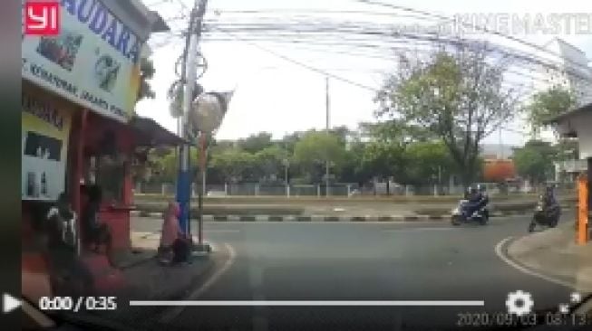 Bak Penguasa Jalanan, Emak-Emak Naik Motor Lawan Arah, Mobil Lewat Digebrak