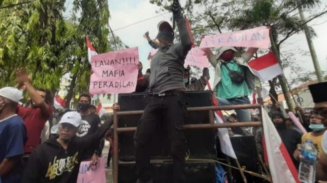 Protes Dugaan Mafia Tanah, Warga Pinang Geruduk PN Tangerang