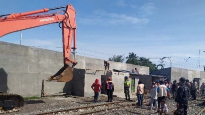 Rumah di Pinggir Rel Kereta Dibongkar KAI, Pemilik Pasrah