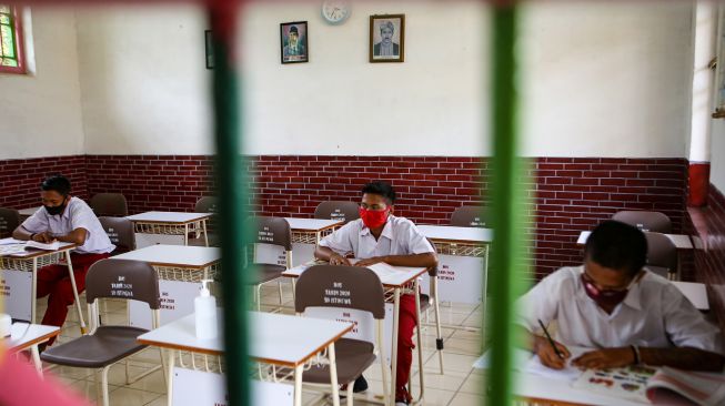 Sejumlah anak didik lapas (Andikpas) mengikuti kegiatan belajar mengajar tatap muka di Lembaga Pembinaan Khusus Anak (LPKA) Kelas I Tangerang, Banten, Senin (7/9/2020). [ANTARA FOTO/Fauzan]