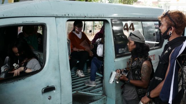 Sekelompok anak Punk mengamen di kawasan Tebet, Jakarta Selatan, Indonesia pada 5 September 2020.[Foto/Anadolu Agency]