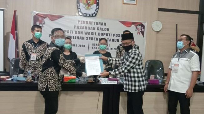 Tak Penuhi Persyaratan, KPU Kabupaten Poso Tolak Berkas Pasangan Ari-Vivin