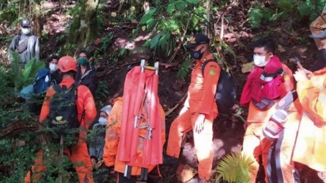 Niat Rayakan Tahun Baru di Gunung Lawu, Dua Wanita Ini Malah Hipotermia, Evakuasi Berjalan Dramatis