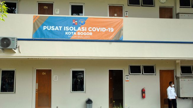 Petugas berdiri depan kamar Pusat Isolasi Penanganan dan Perawatan Pasien COVID-19 asal Kota Bogor di Pusat Pengembangan Sumber Daya Manusia (PPSDM) Badan Narkotika Nasional (BNN), Lido, Kabupaten Bogor, Jawa Barat, Senin (7/9/2020). [ANTARA FOTO/Arif Firmansyah]