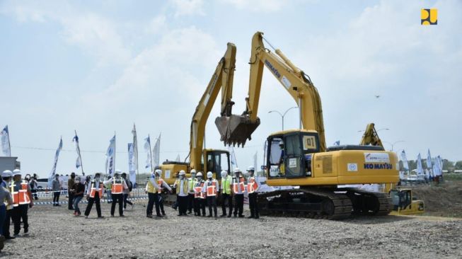 Menteri PUPR, Basuki Hadimuljono, dalam Ground Breaking Jalan Tol Akses Bandara Kertajati, Jabar, Senin (7/9/2020). (Dok : PUPR)