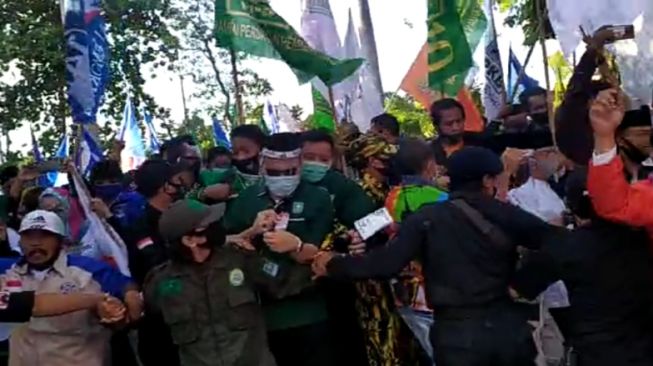 Gembar Gembor Protokol Kesehatan, Massa MAJU Berdesakan di KPU Surabaya