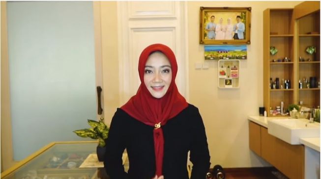 Hijab Segi Empat ala Istri Ridwan Kamil (youtube.com/Atalia Kamil)
