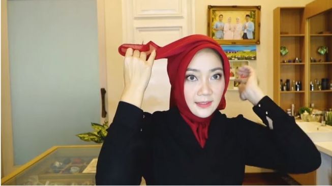 Hijab Segi Empat ala Istri Ridwan Kamil (youtube.com/Atalia Kamil)
