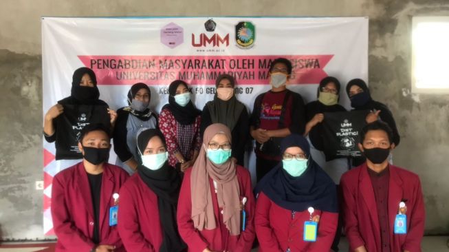 Sosialisasi Gerakan Diet Plastik oleh Mahasiswa PMM UMM di Genteng Wetan