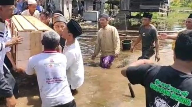 Prosesi Pemakaman di Mempawah Terhalang Akibat Bendungan Jebol
