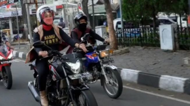 Istri Ridwan Kamil, Atalia Praratya, terlihat kece menunggangi motor sport Honda CB150R (Instagram)