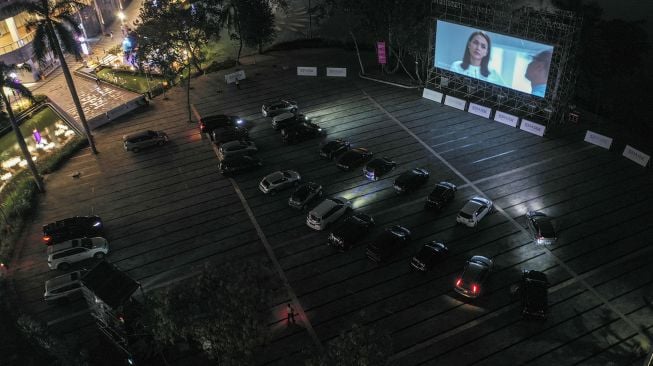 Pengunjung berada di dalam mobil saat menyaksikan film di "Skylight Cinema", Senayan Park, Jakarta, Minggu (6/9/2020). [ANTARA FOTO/Hafidz Mubarak]