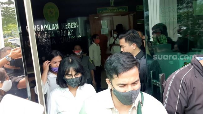 Vanessa Angel usai jalani sidang kasus narkoba di Pengadilan Negeri Jakarta Barat, Senin (7/9/2020) [Suara.com/Evi Ariska]