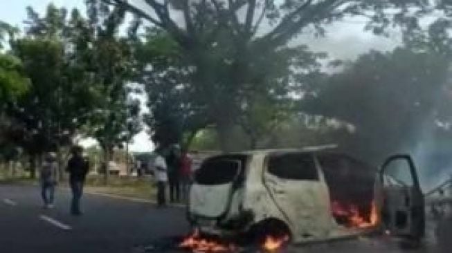 Diduga Gara-gara Sopir Ngantuk, Mobil Ayla Terbakar di Jalanan