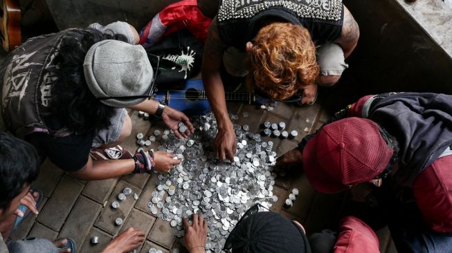 Sekelompok anak Punk menghitung uang hasil mengamen di kawasan Tebet, Jakarta Selatan, Indonesia pada 5 September 2020.[Foto/Anadolu Agency]