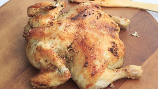 Jualan atau Sedekah? Warung Makan Ini Sajikan Menu Ayam Goreng Utuh Seharga Rp19 Ribu per Ekor