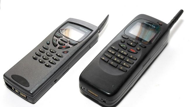 Nokia 9000 (kiri) dan 9110 (kanan) communicator. [Wikipedia] 