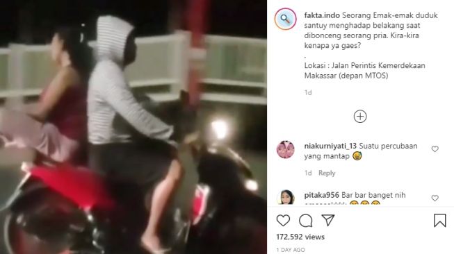 Aksi emak-emak nekat bonceng motor dengan hadap belakang (Instagram)