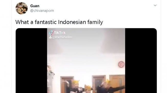 Satu keluarga kompak menari di TikTok hingga viral di Twitter. (Twitter/@chivanaporn).