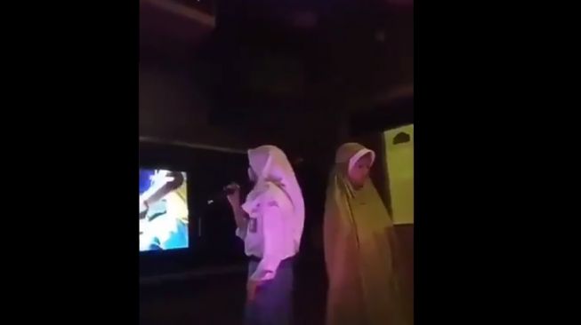 Wow! Temannya Asyik Bernyanyi, Pelajar Ini Khusyuk Sholat di Ruang Karaoke