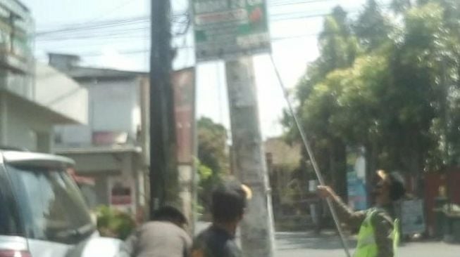 Ganggu Pandangan, Satpol PP Tertibkan Ratusan Spanduk dan Poster Ilegal