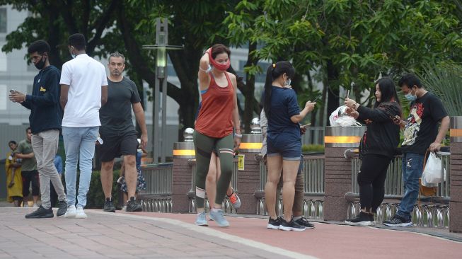 Sejumlah warga berolah raga di taman kawasan Menara Berkembar Petronas (KLCC) di Kuala Lumpur, Malaysia, Senin (7/9/2020). [ANTARA FOTO/Rafiuddin Abdul Rahman]
